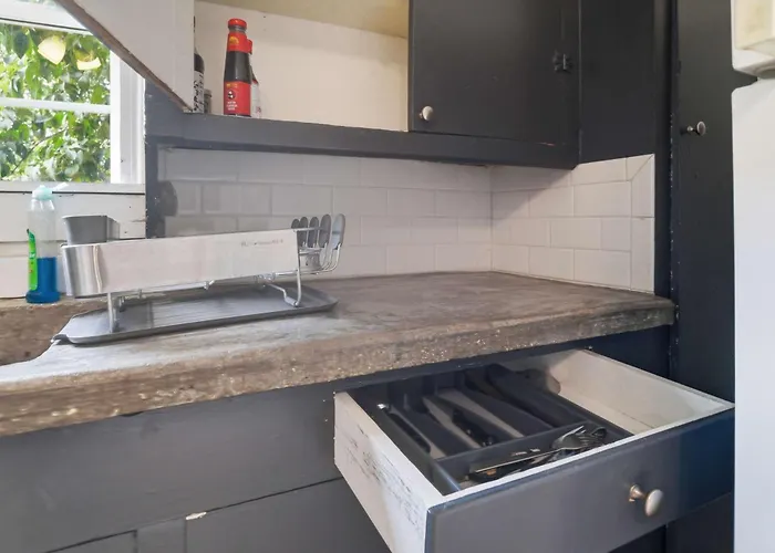 Hébergement de vacances Cozy With Free Parking & Kitchen