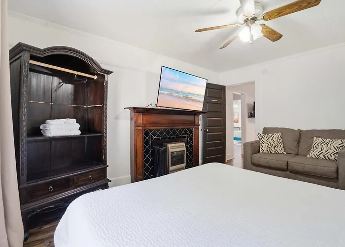 Hébergement de vacances Cozy With Free Parking & Kitchen