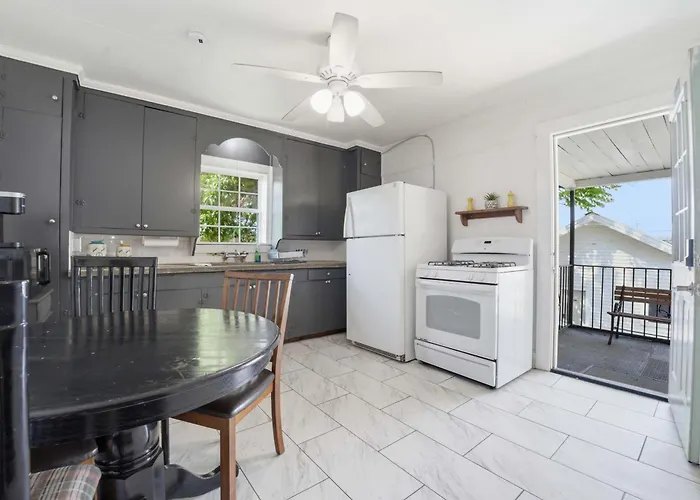 Cozy With Free Parking & Kitchen Hébergement de vacances *