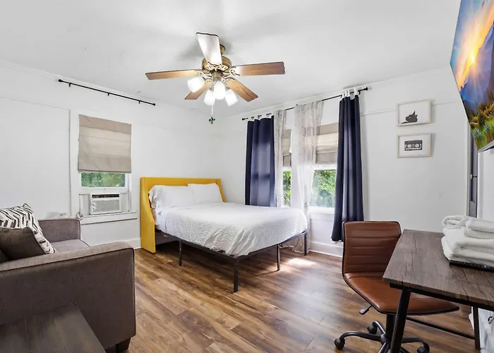 Hébergement de vacances Cozy With Free Parking & Kitchen