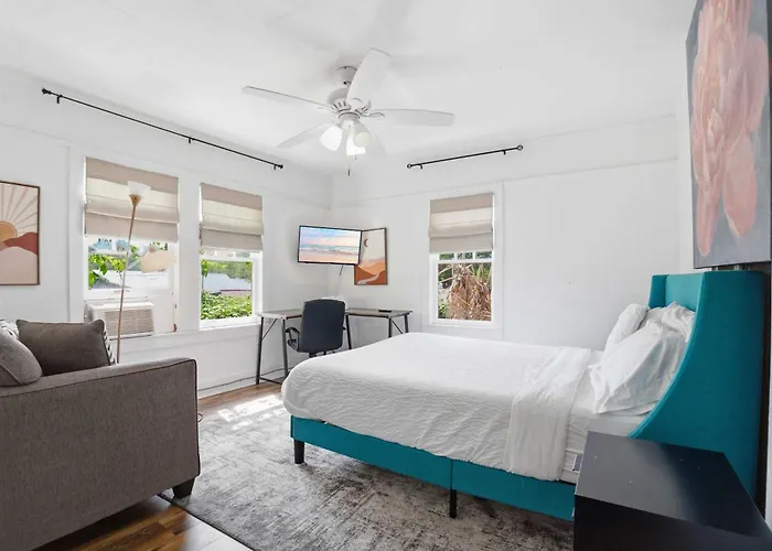Hébergement de vacances Cozy With Free Parking & Kitchen